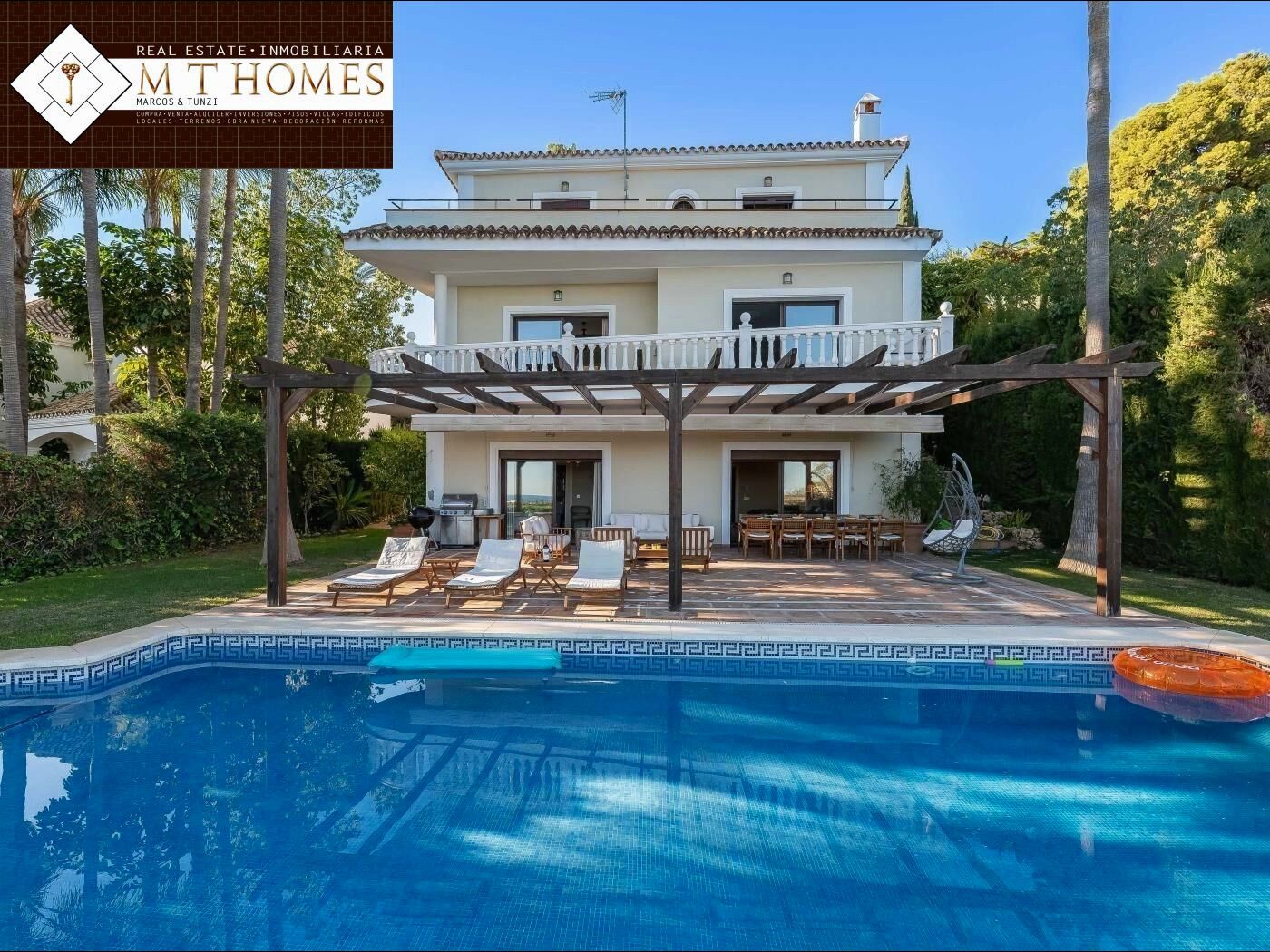 Vista exterior de Casa o xalet de lloguer en Marbella amb Jardí privat, Terrassa i Alarma