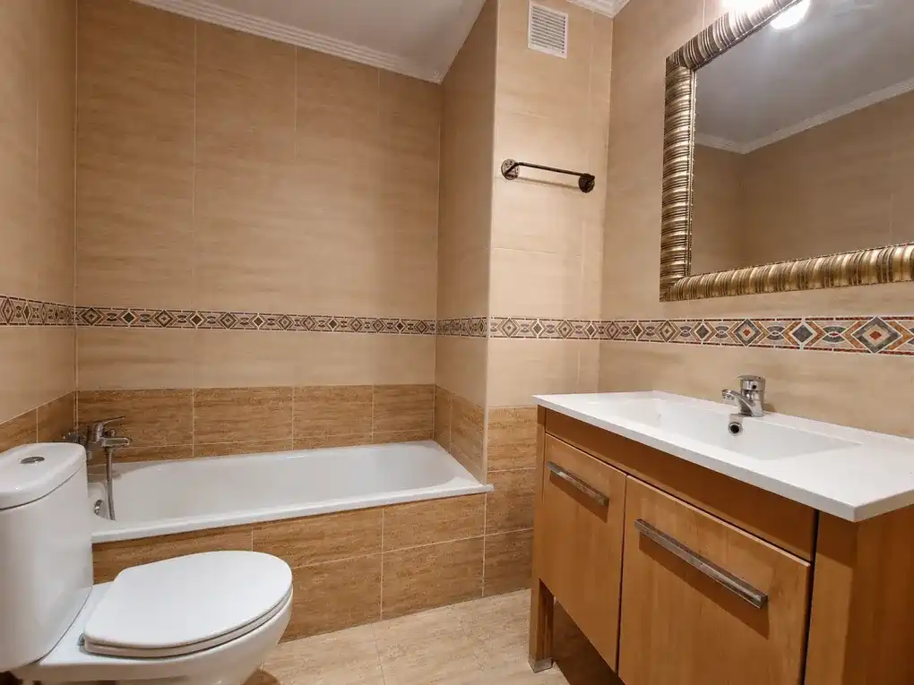 Baño de Piso en venta en Llanes con Calefacción, Terraza y Amueblado