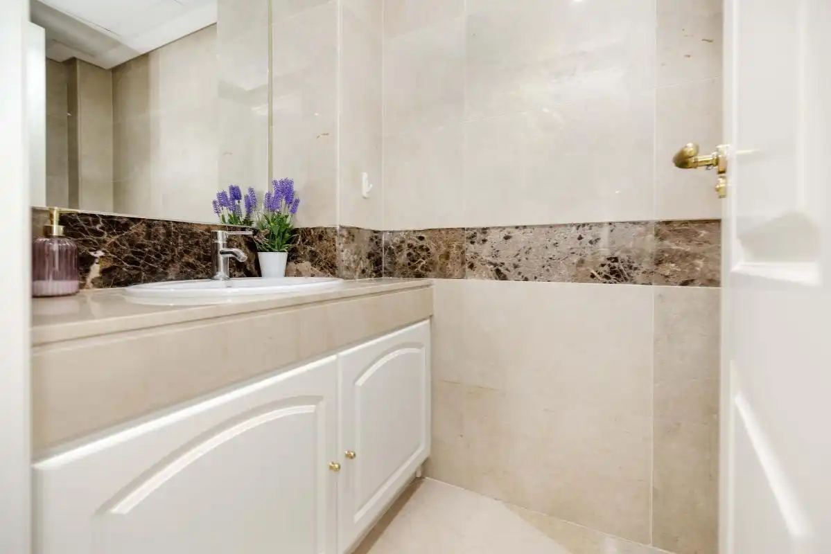 Baño de Piso en venta en Marbella con Aire acondicionado, Calefacción y Jardín privado