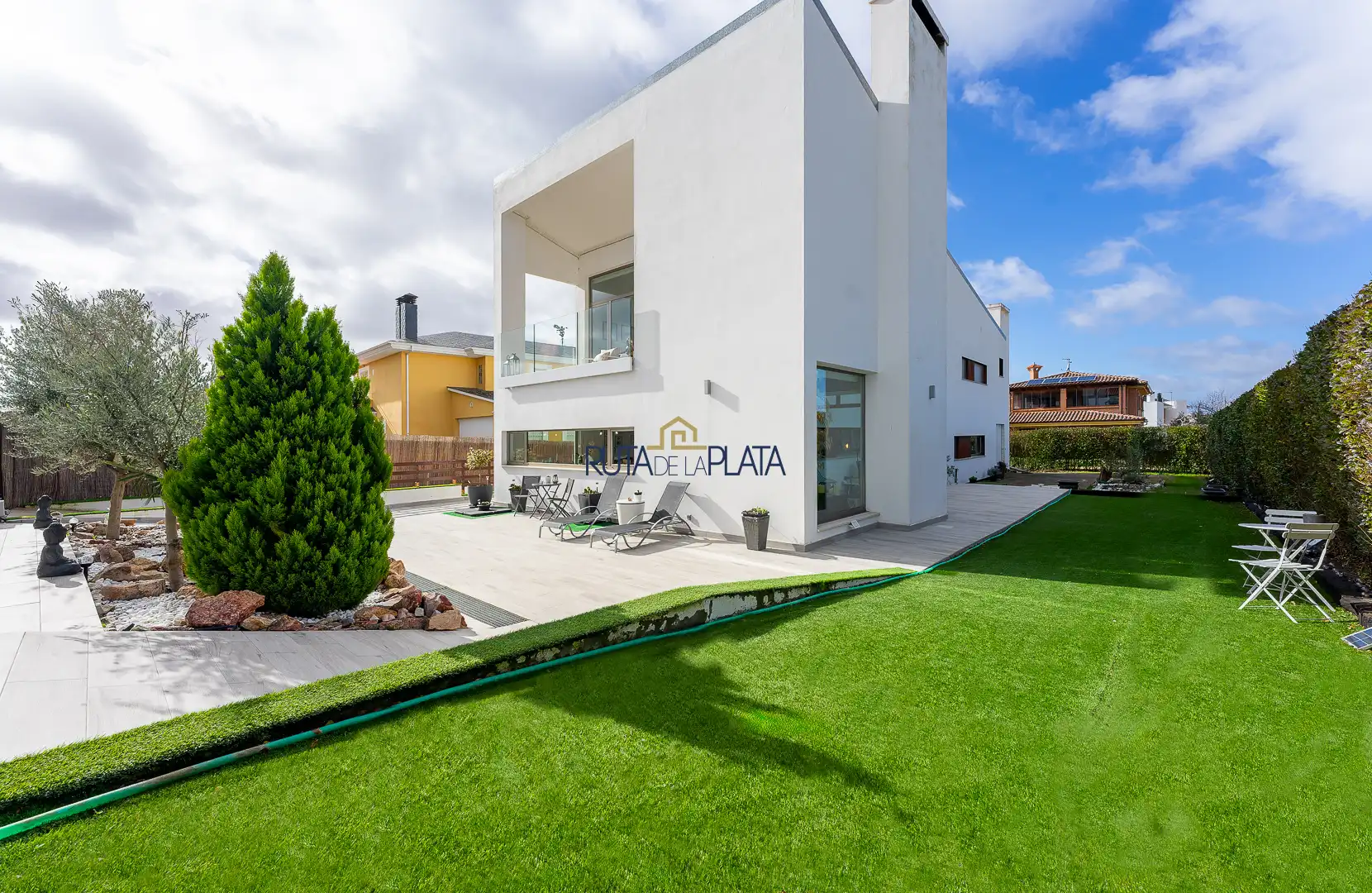 Vista exterior de Casa o xalet en venda en Roales amb Calefacció, Jardí privat i Parquet
