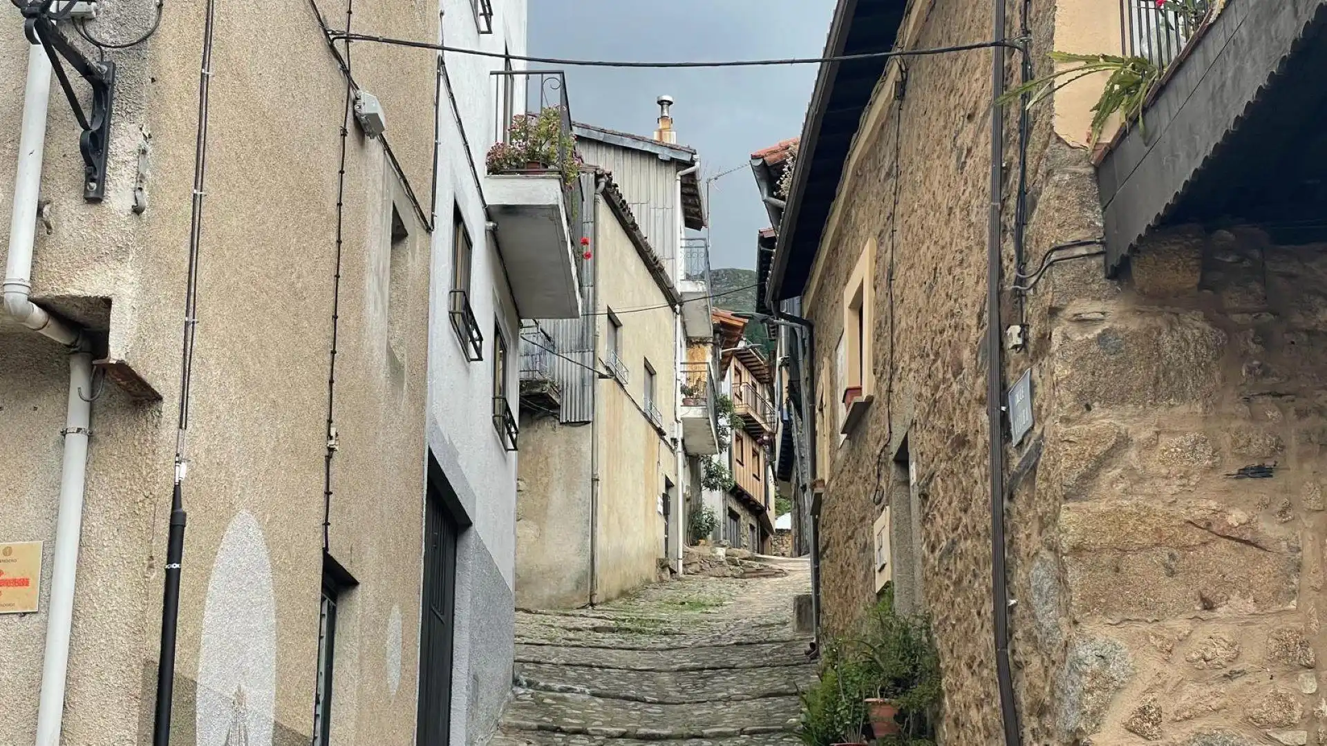 Vista exterior de Casa o xalet en venda en Herguijuela de la Sierra amb Traster i Balcó
