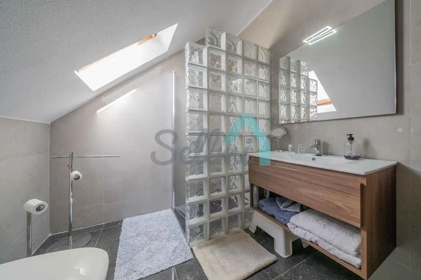 Bany de Casa o xalet en venda en Oviedo  amb Calefacció, Jardí privat i Parquet