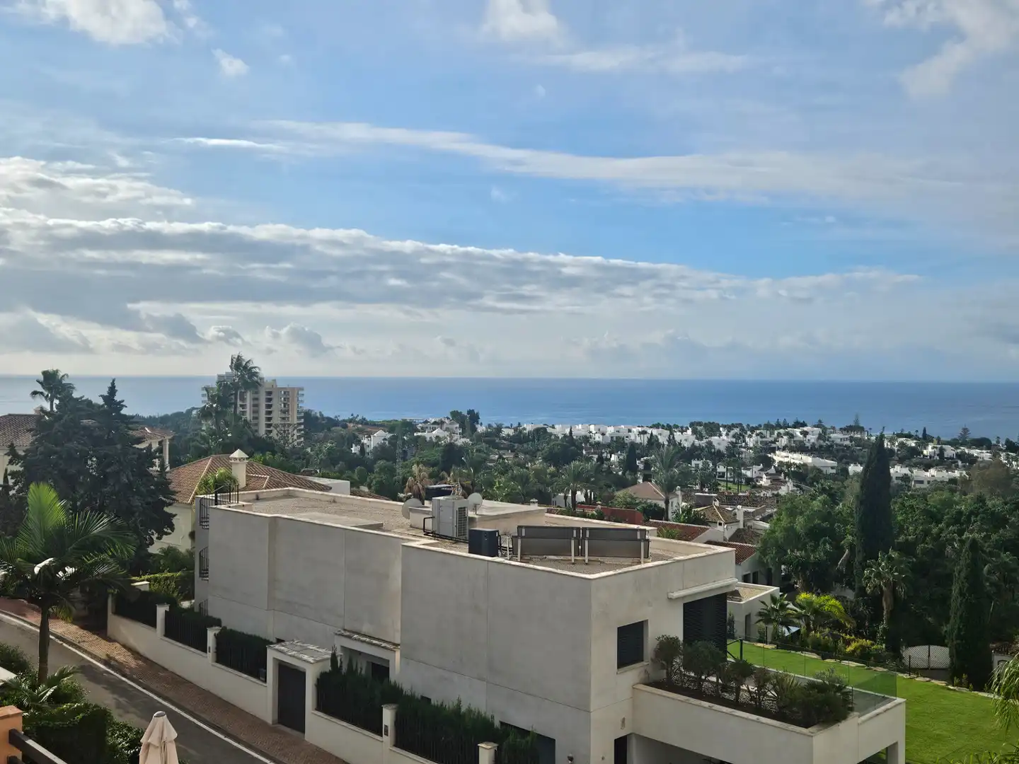 Vista exterior de Casa adosada en venda en Marbella amb Aire condicionat, Terrassa i Traster