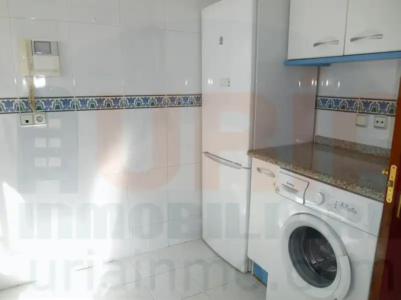 Küche von Wohnung zur Miete in Oviedo  mit Heizung, Abstellraum und Ofen