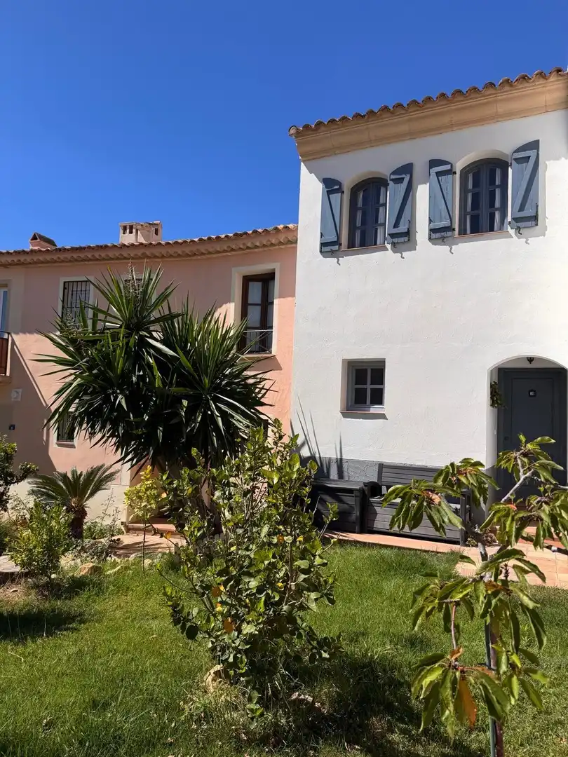 Vista exterior de Casa adosada en venda en Finestrat amb Jardí privat, Terrassa i Moblat