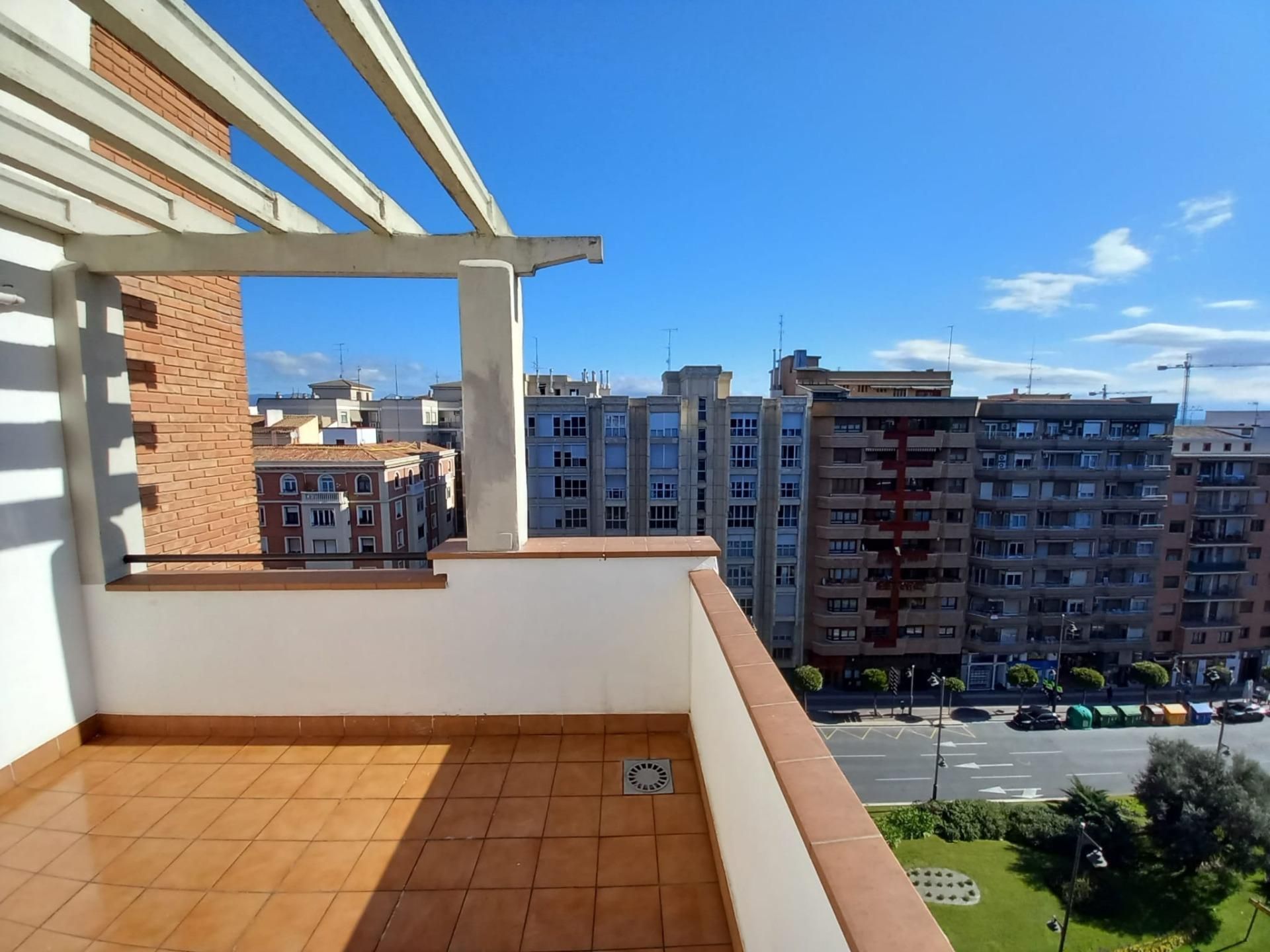 Vista exterior de Àtic en venda en  Logroño amb Calefacció