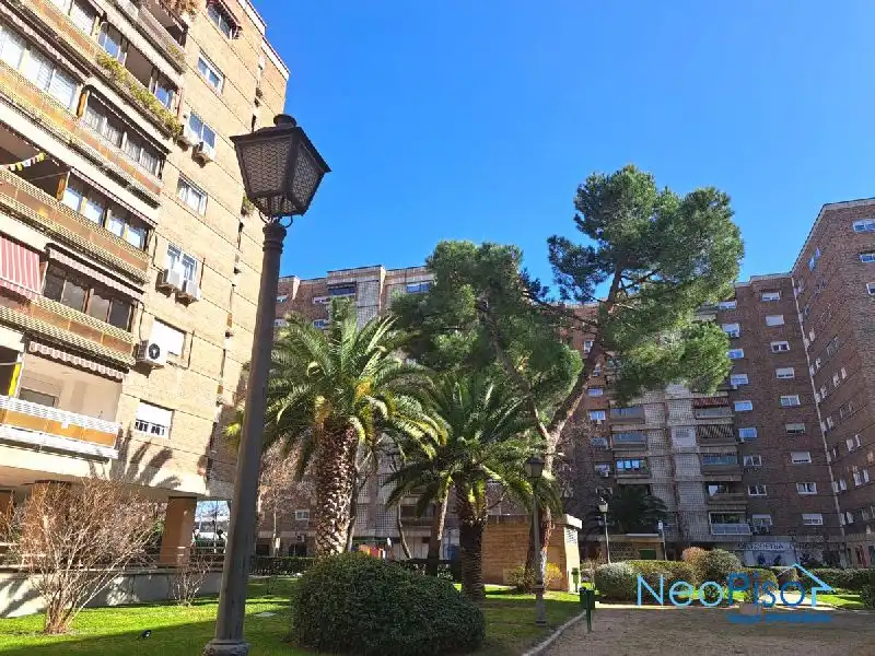 Vista exterior de Piso en venta en Alcorcón con Piscina comunitaria
