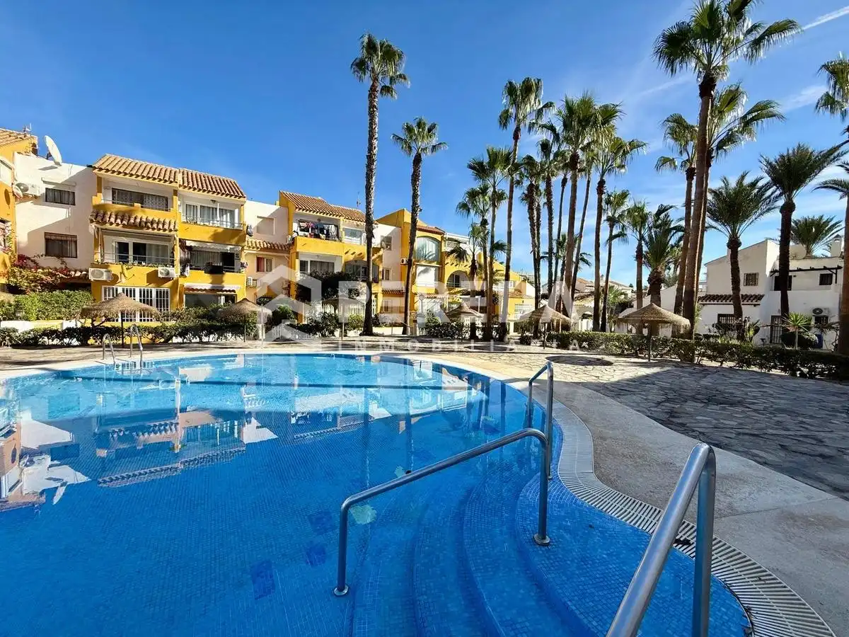 Außenansicht von Erdgeschoss zum Verkauf in Roquetas de Mar mit Privatgarten, Möbliert und Gemeinschaftspool