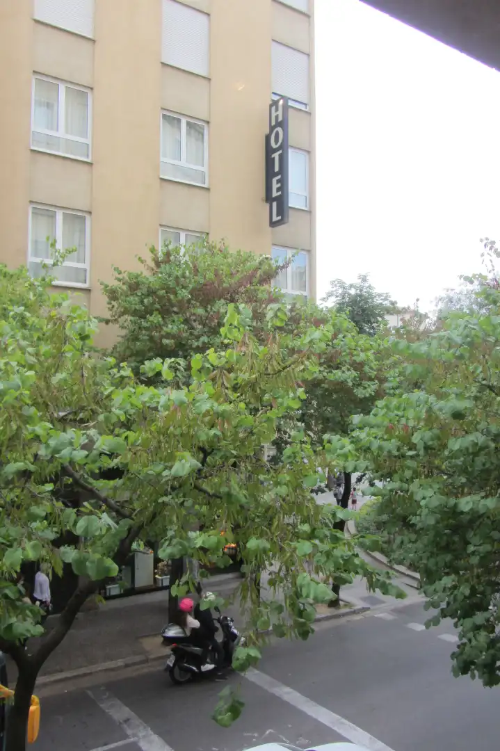 Garden of Office for rent in Girona  with Air Conditioner and Storage room
