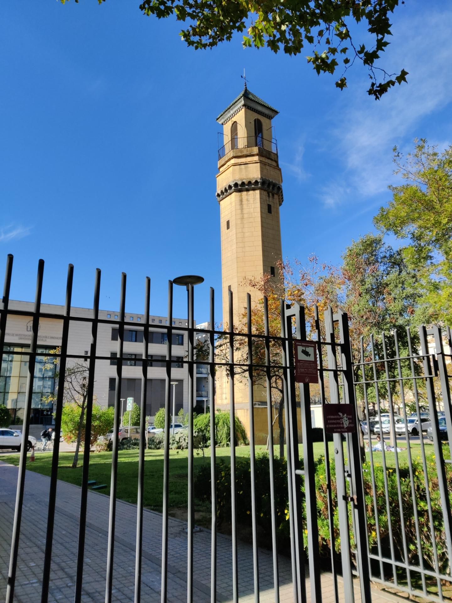 Exterior view of Flat to rent in  Sevilla Capital  with Air Conditioner and Furnished