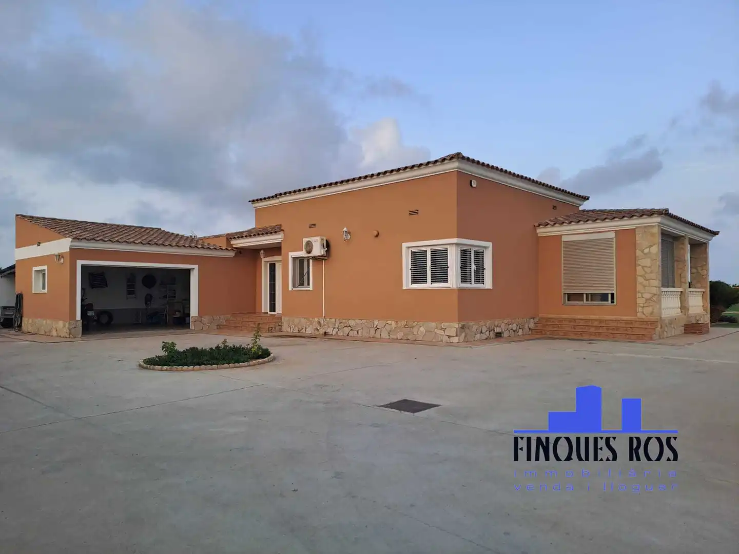 Vista exterior de Casa o xalet en venda en Vinaròs amb Aire condicionat, Jardí privat i Terrassa