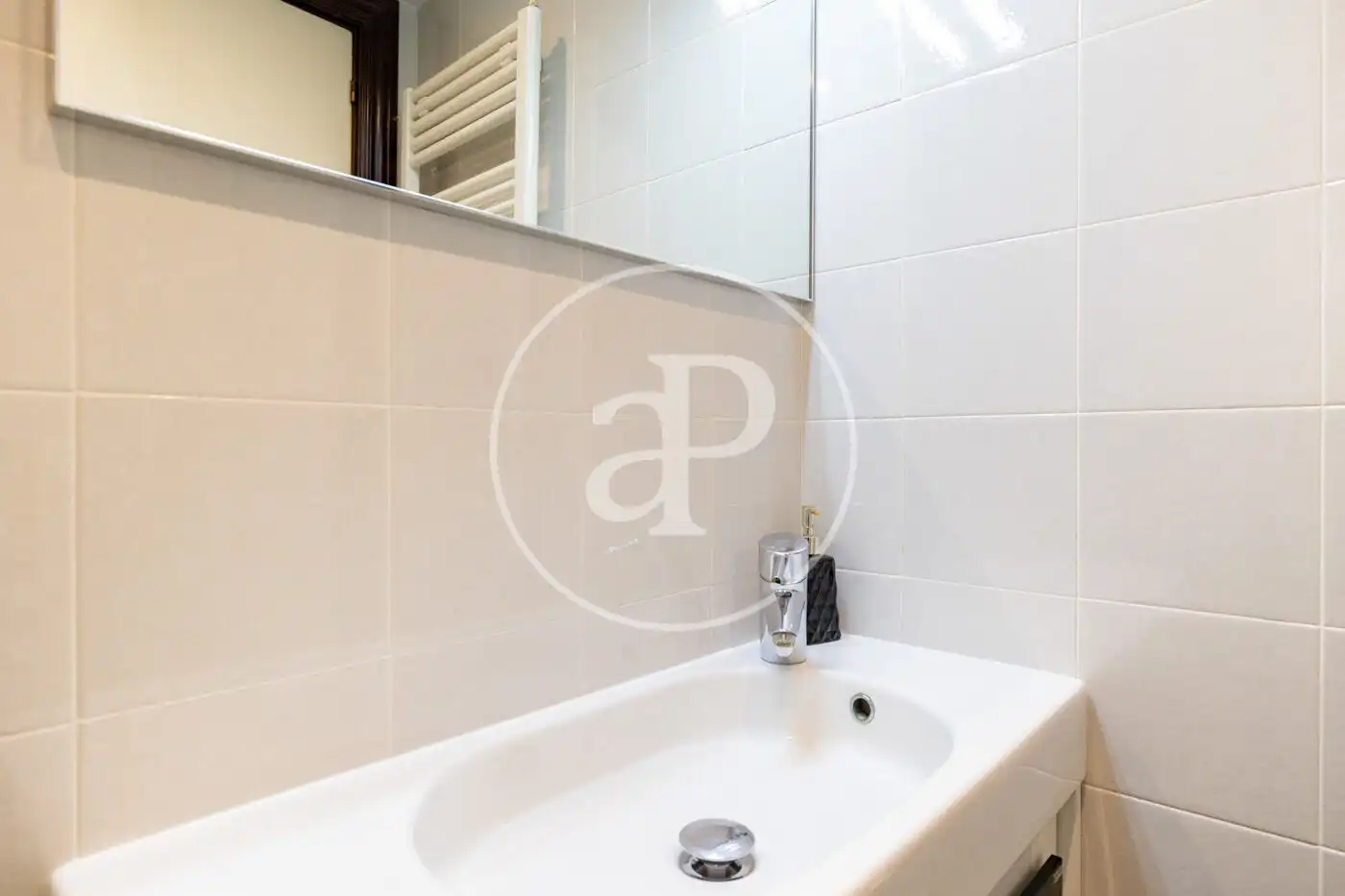 Baño de Piso de alquiler en Barcelona con Calefacción, Jardín privado y Balcón