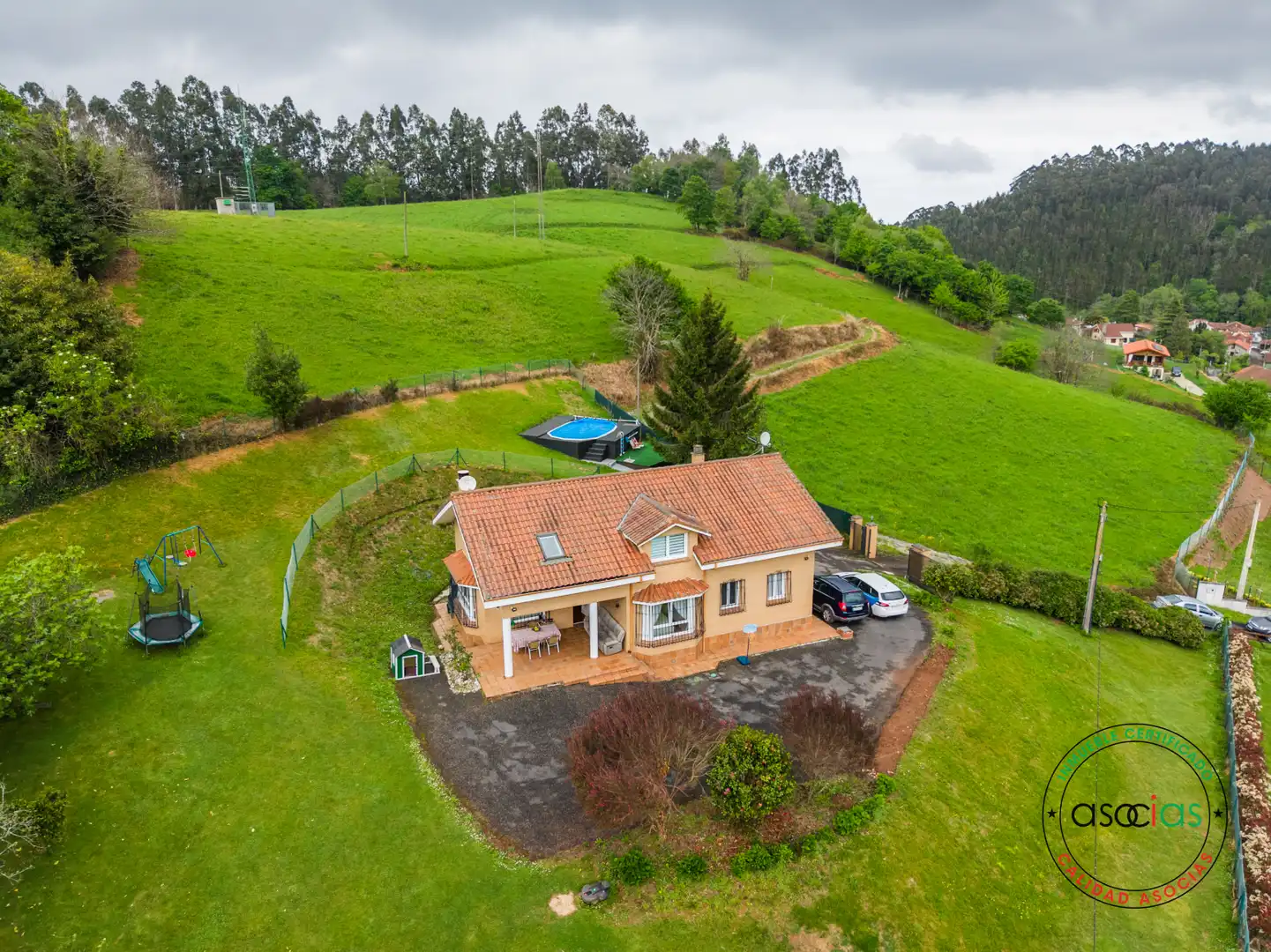 Vista exterior de Casa o xalet en venda en Soto del Barco amb Calefacció, Jardí privat i Terrassa