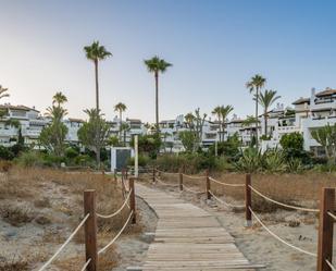 Vista exterior de Planta baixa en venda en Estepona amb Aire condicionat, Terrassa i Traster