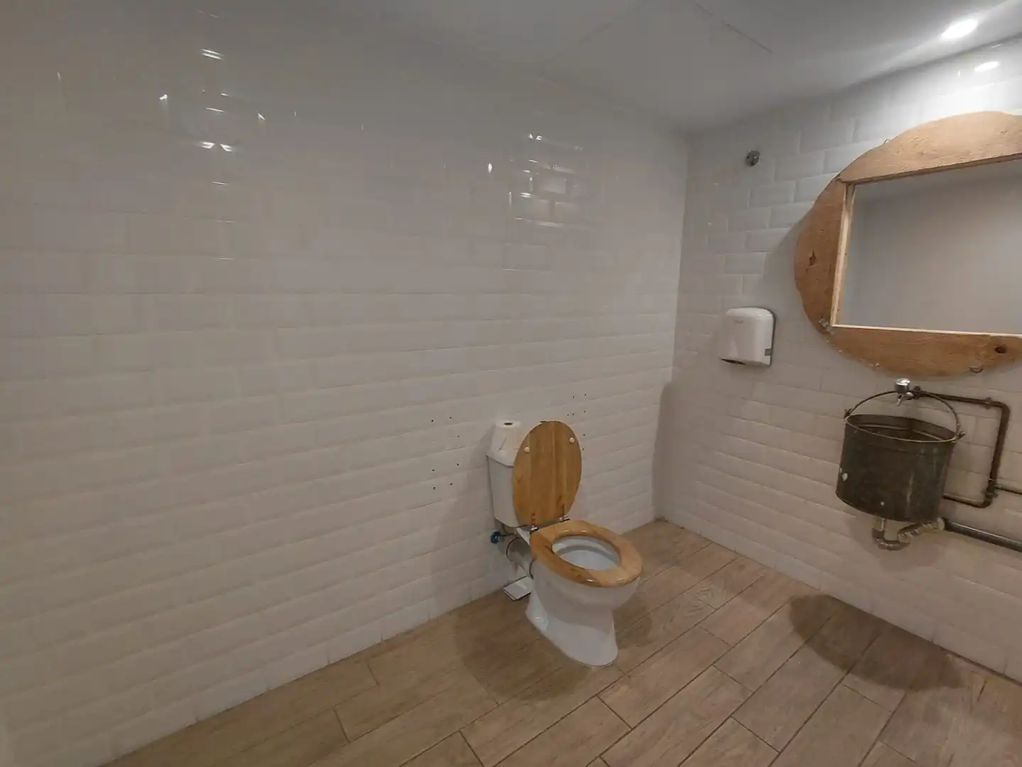 Badezimmer von Geschaftsraum zur Miete in Girona mit Klimaanlage