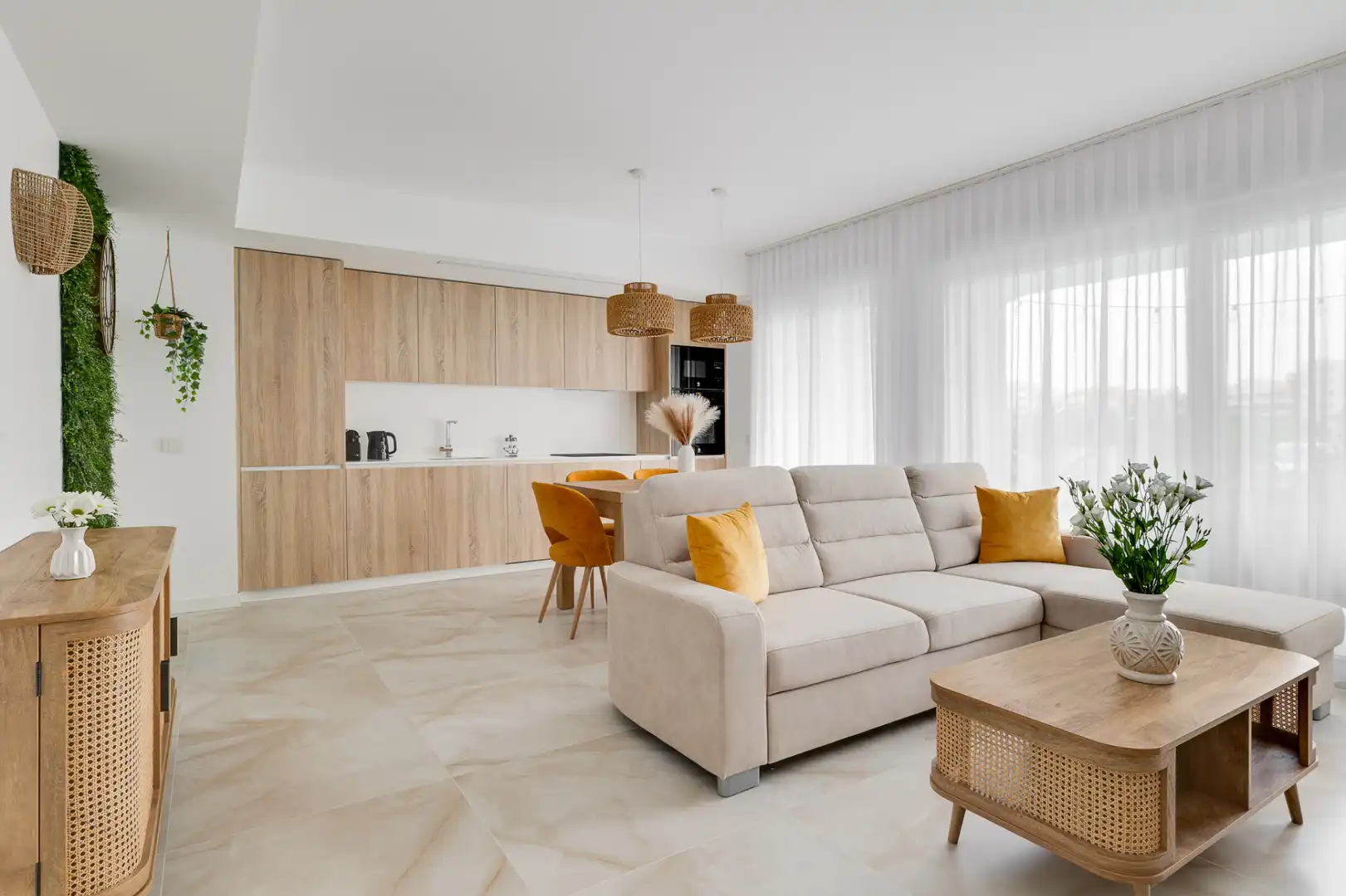 Sala de estar de Apartamento de alquiler en Torrevieja con Aire acondicionado, Jardín privado y Amueblado