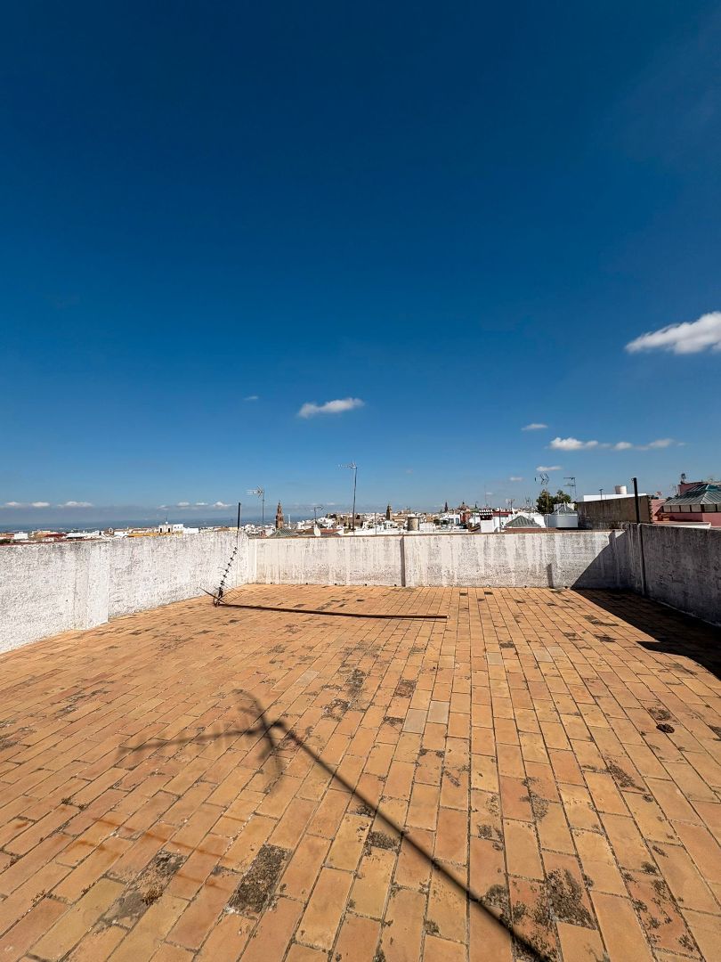 Vista exterior de Casa adosada en venda en Carmona amb Aire condicionat, Terrassa i Moblat