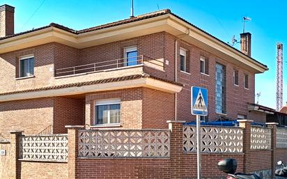 Vista exterior de Casa o xalet en venda en Meco amb Aire condicionat, Terrassa i Piscina