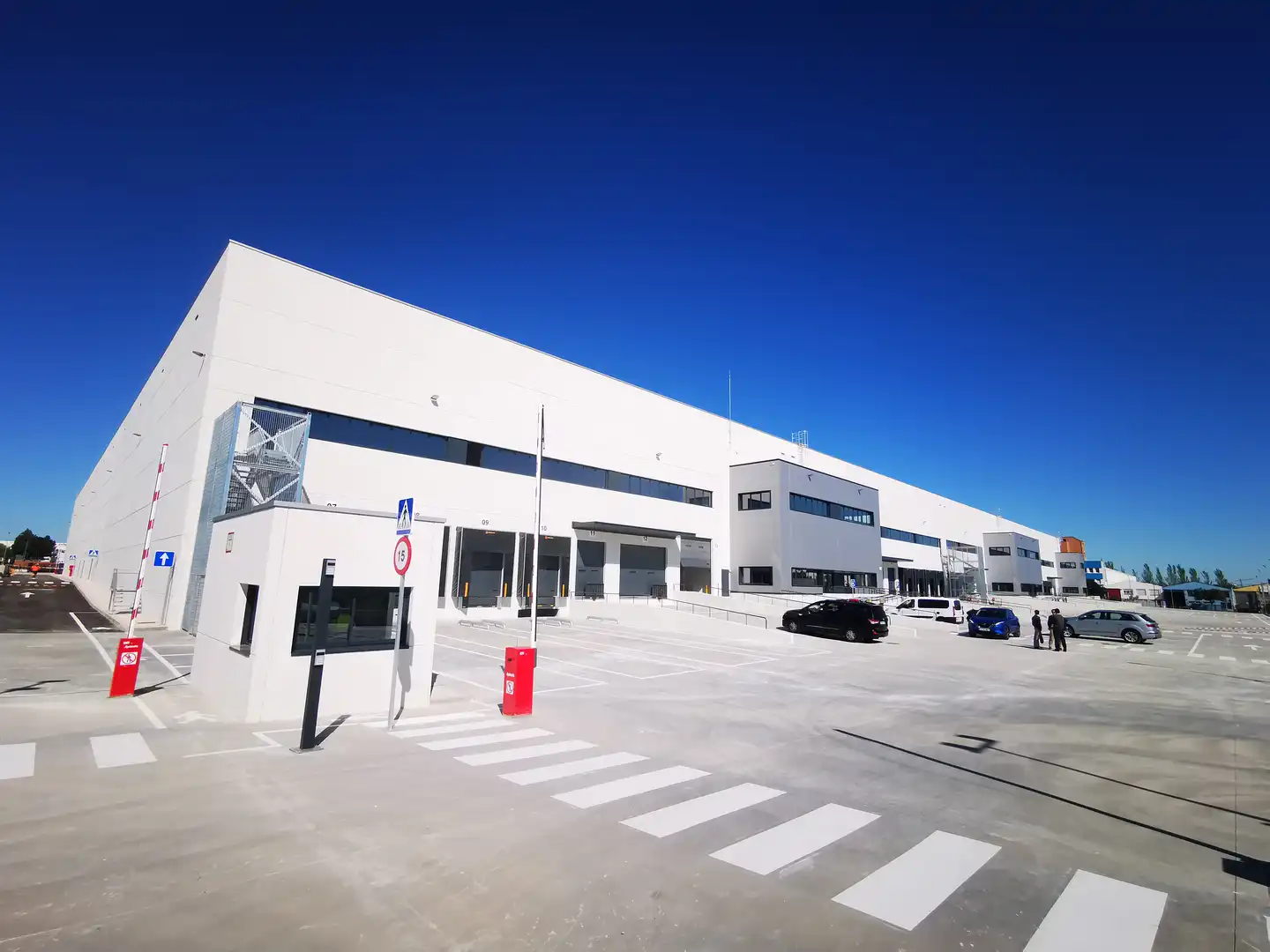 Außenansicht von Fabrikhallen zur Miete in Madrid mit Heizung und Alarm