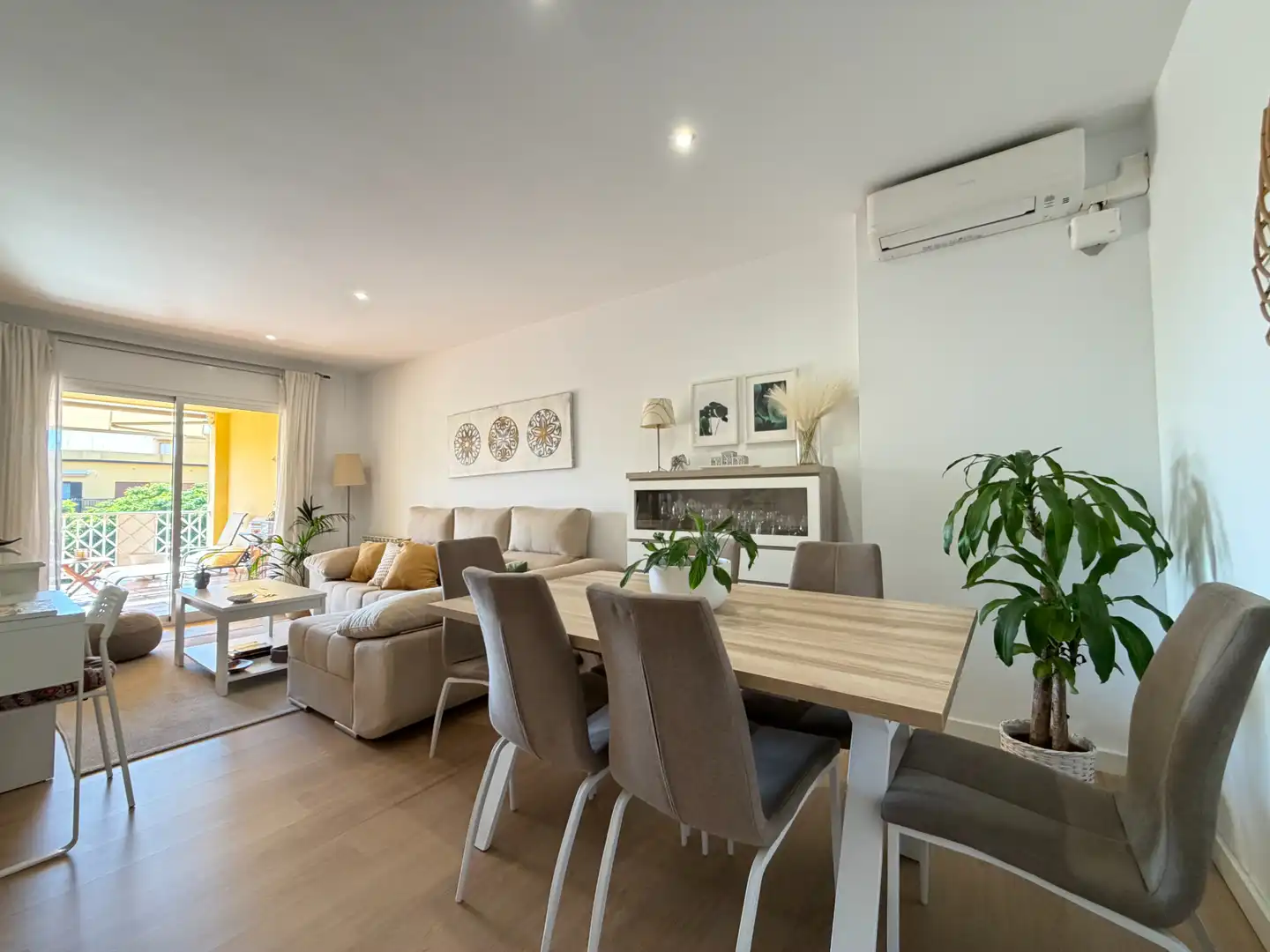 Menjador de Apartament en venda en Roses amb Aire condicionat, Calefacció i Parquet