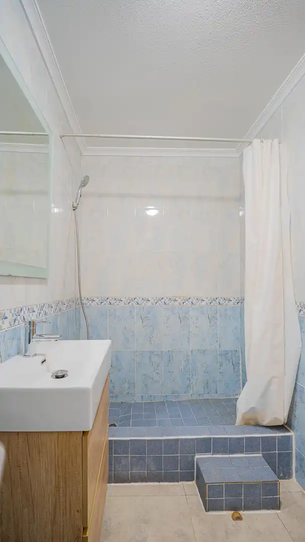 Bany de Casa o xalet en venda en Orihuela amb Jardí privat, Moblat i Piscina comunitària