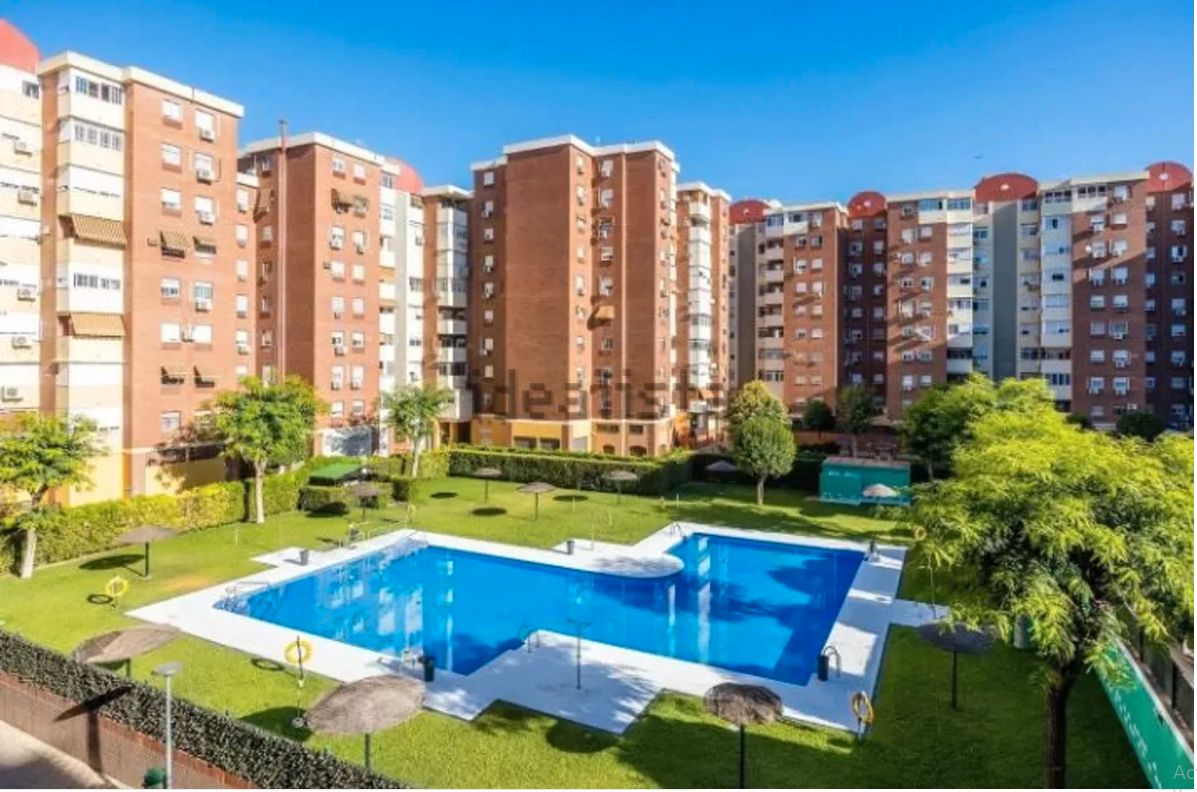 Vista exterior de Piso en venta en  Sevilla Capital con Aire acondicionado, Calefacción y Jardín privado