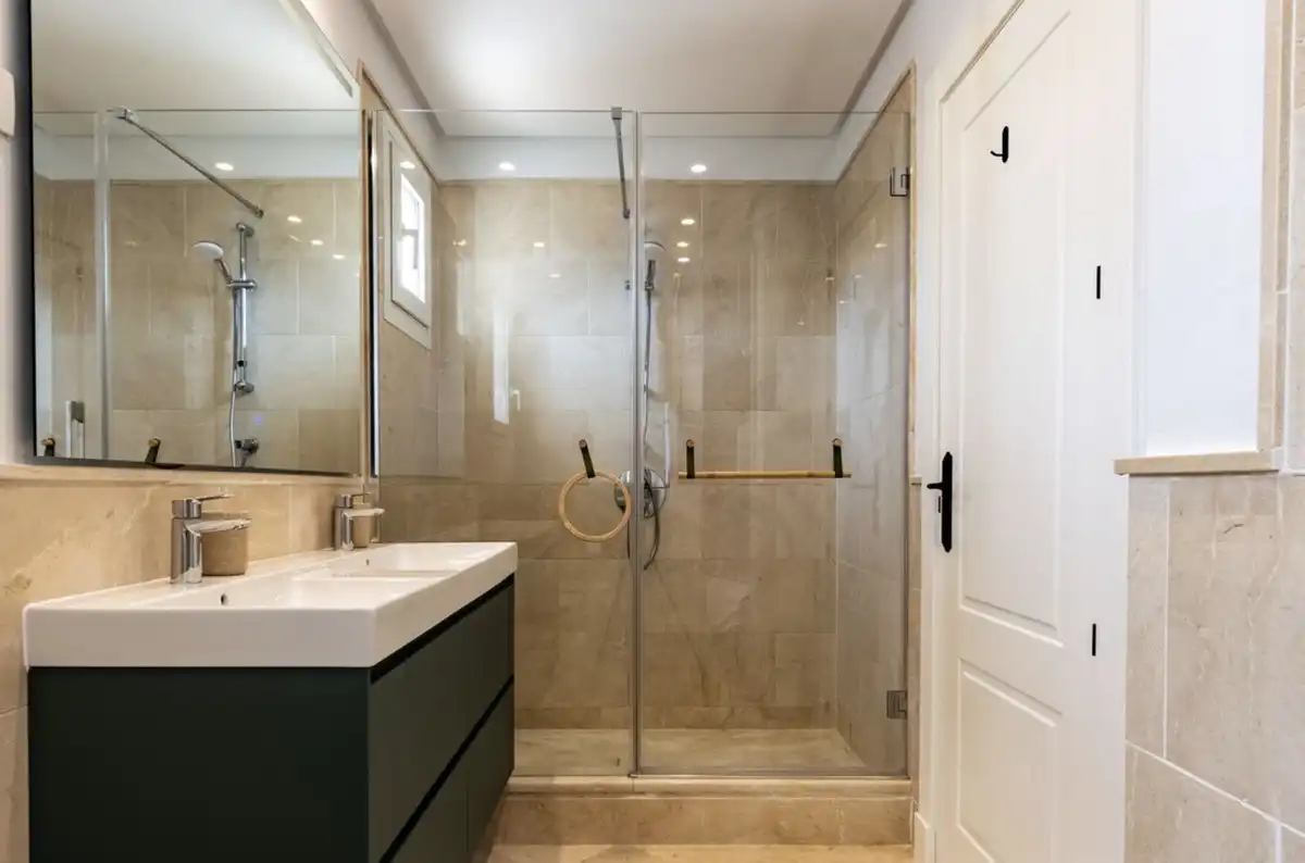 Badezimmer von Maisonette zur Miete in Marbella mit Klimaanlage, Terrasse und Abstellraum