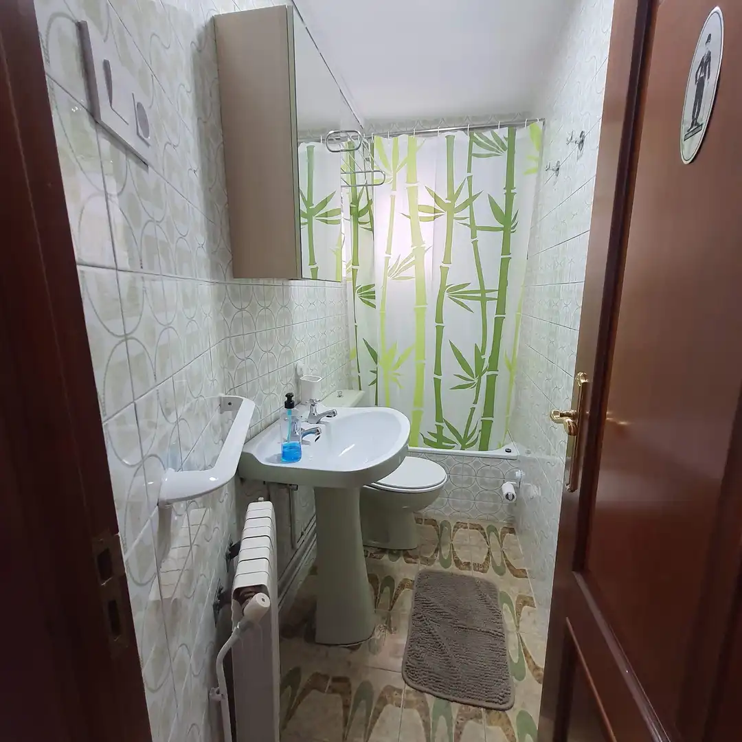 Baño de Casa adosada de alquiler en Carballo con Calefacción, Trastero y Amueblado