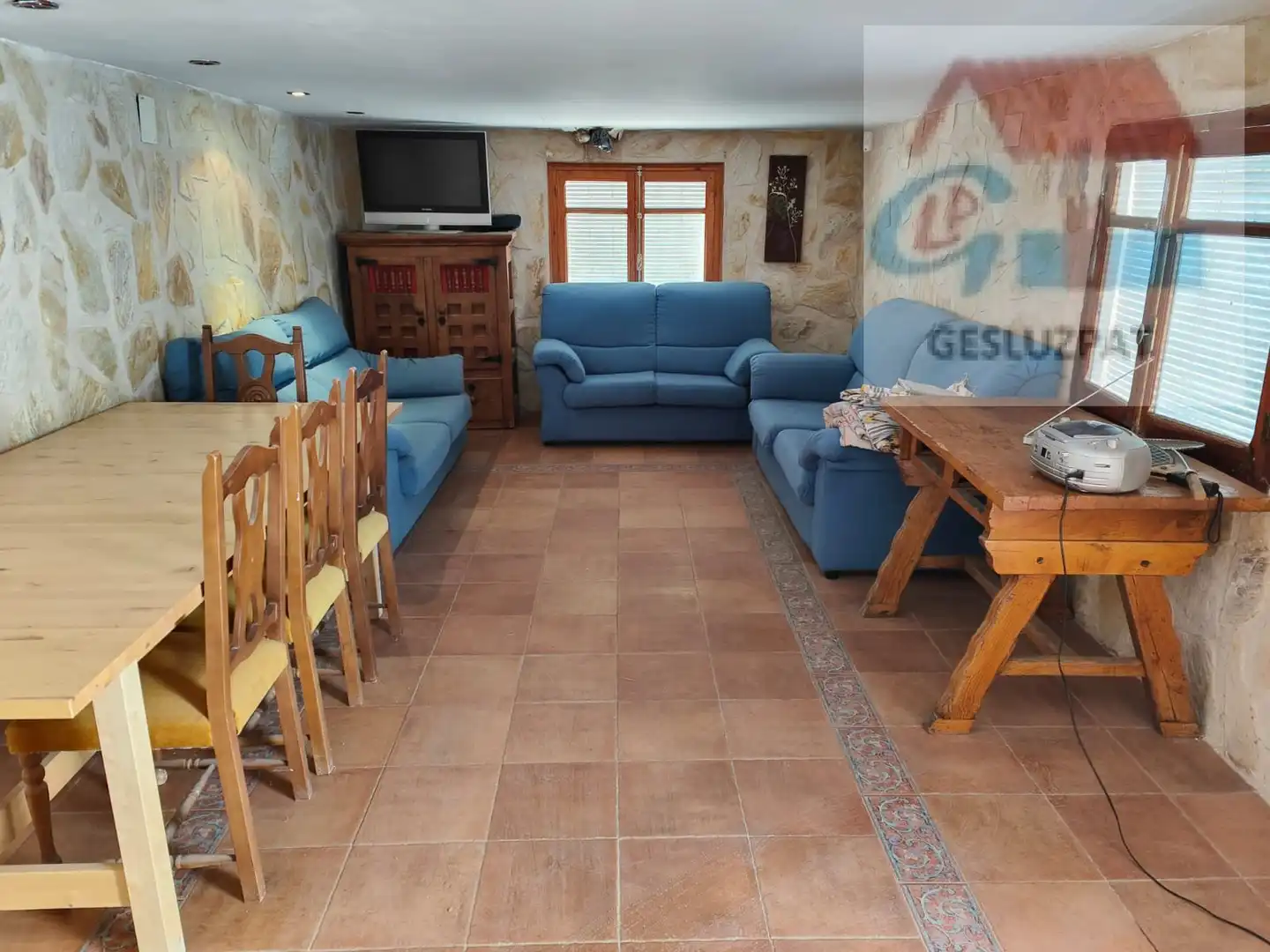 Sala d'estar de Casa adosada en venda en Corral de Almaguer amb Jardí privat, Parquet i Terrassa