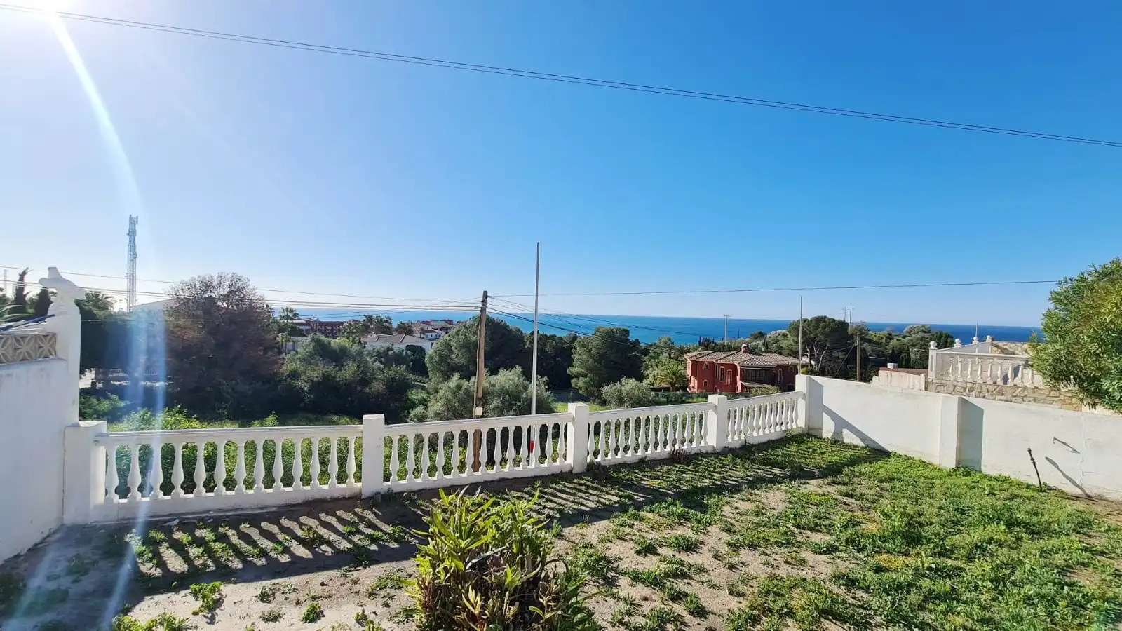 Vista exterior de Casa o xalet en venda en Benalmádena amb Aire condicionat, Jardí privat i Terrassa