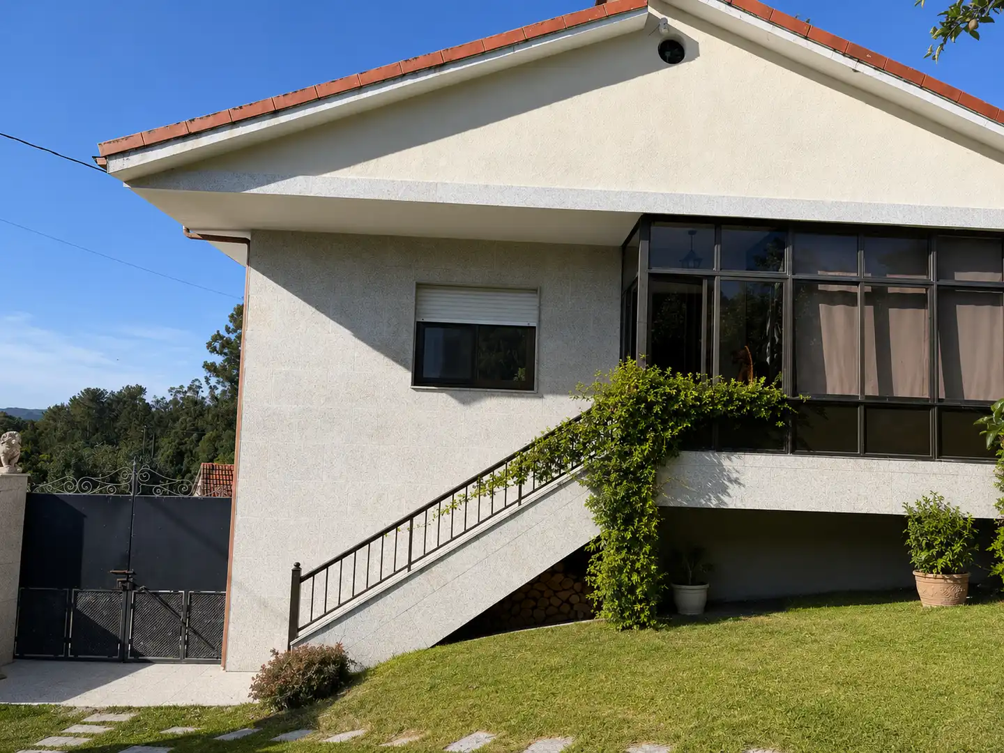 Vista exterior de Casa adosada en venta en Mondariz con Calefacción, Jardín privado y Amueblado