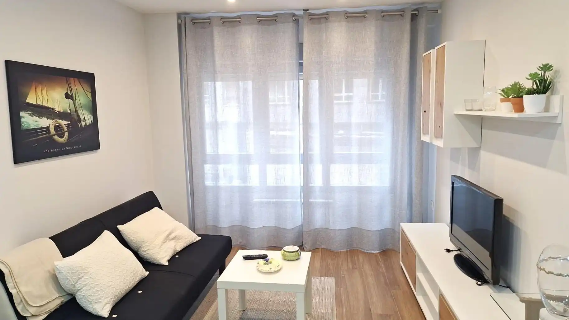 Sala d'estar de Apartament de lloguer en Oviedo  amb Calefacció i Moblat