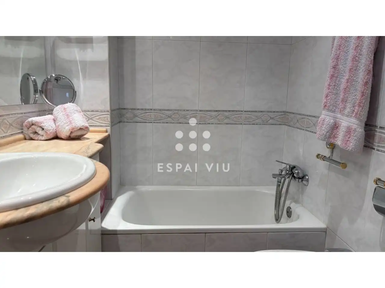 Baño de Piso en venta en Ripollet con Aire acondicionado, Calefacción y Jardín privado