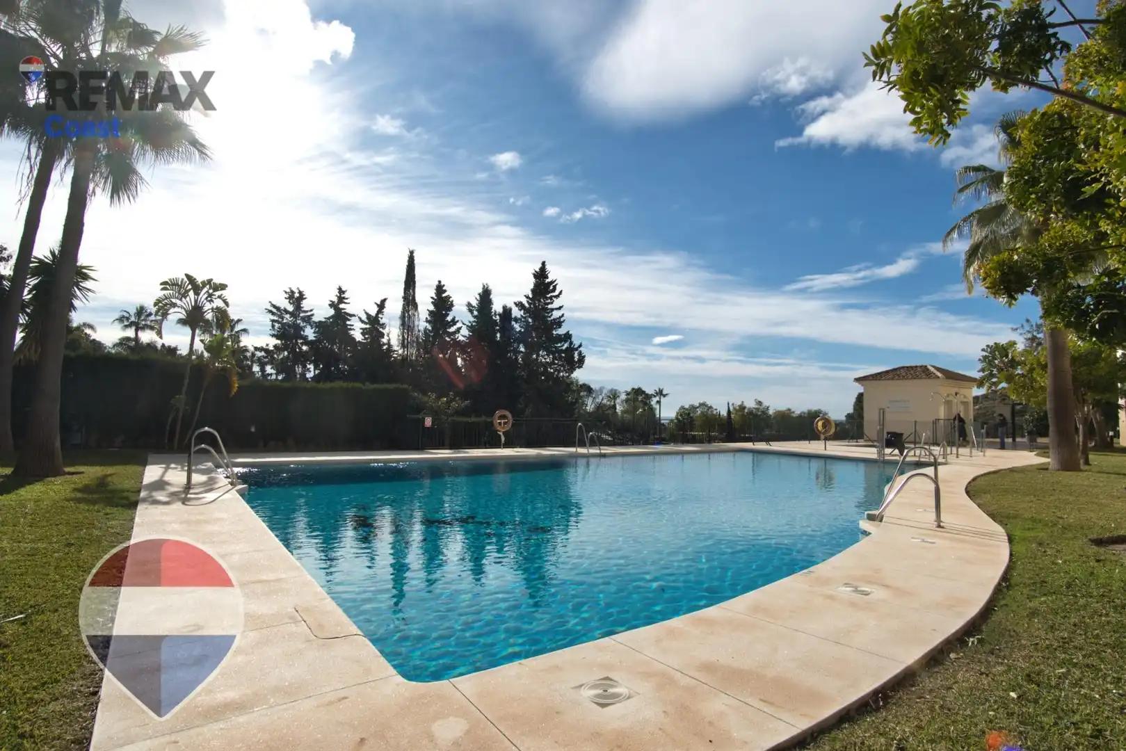 Schwimmbecken von Wohnung zum Verkauf in Benalmádena mit Klimaanlage, Privatgarten und Gemeinschaftspool