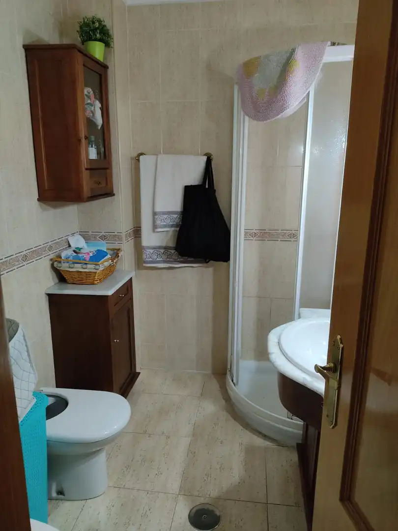 Badezimmer von Erdgeschoss zum Verkauf in Albacete mit Klimaanlage, Heizung und Abstellraum