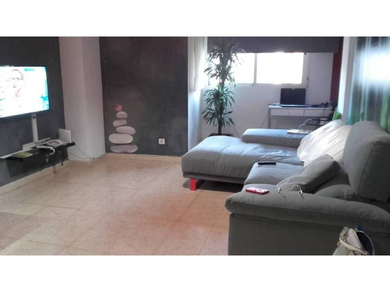 Sala d'estar de Pis en venda en Castellón de la Plana / Castelló de la Plana amb Terrassa, Moblat i Balcó