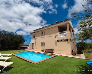 Vista exterior de Casa o xalet en venda en Arucas amb Aire condicionat, Jardí privat i Terrassa