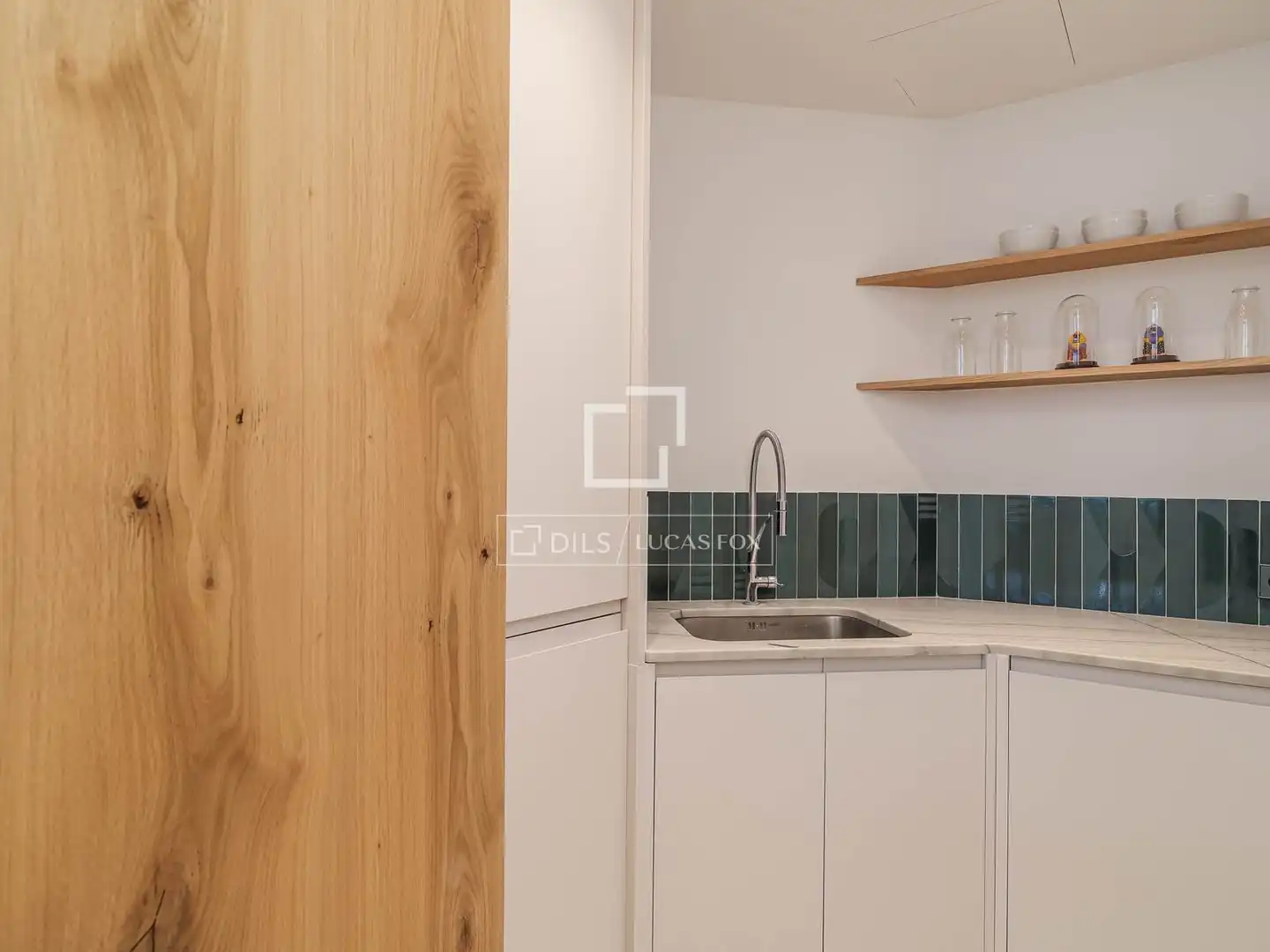 Küche von Wohnung zum Verkauf in Barcelona mit Heizung, Terrasse und Abstellraum