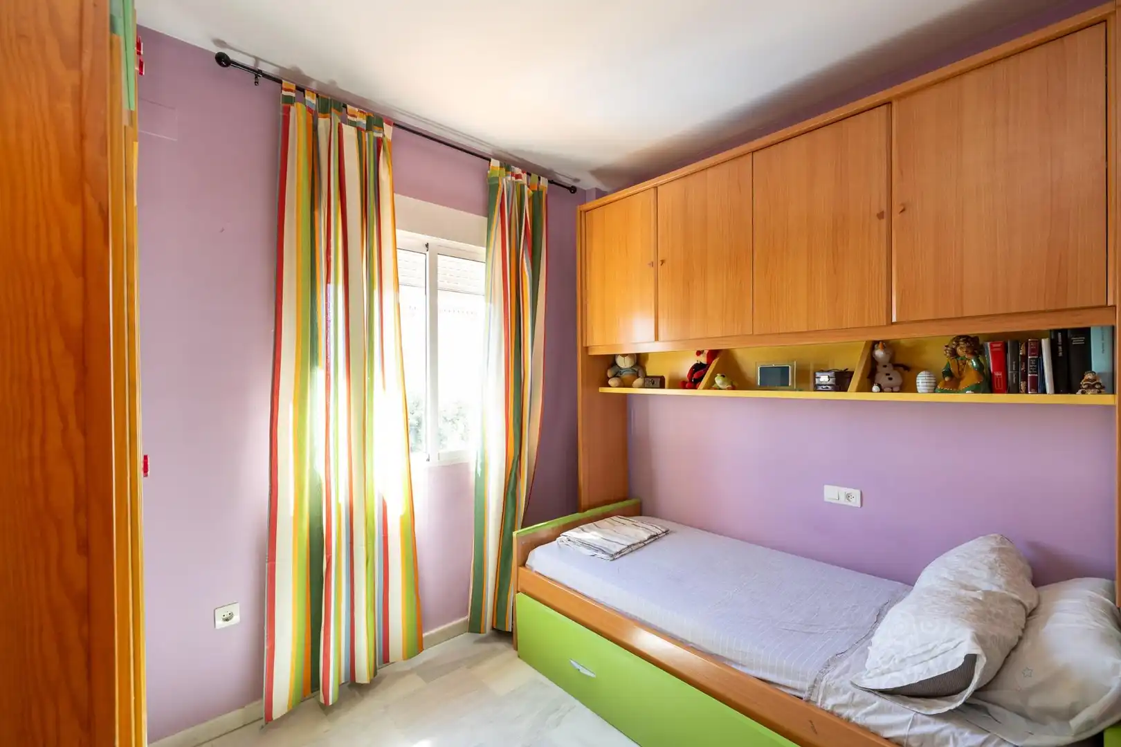 Habitación de Casa o chalet en venta en Cúllar Vega con Aire acondicionado, Calefacción y Jardín privado