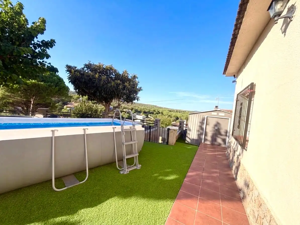 Casa amb piscina en venda a Calle Sitges 10, imagen 2