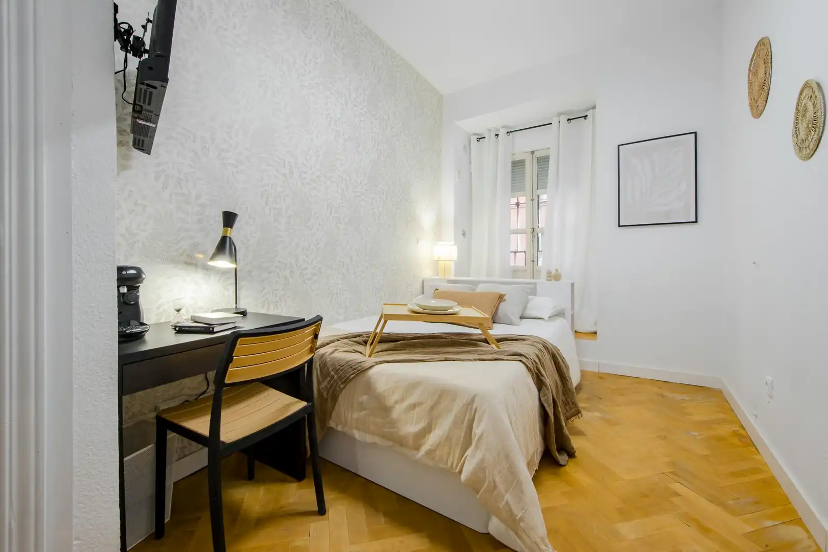 Bedroom of Flat for rent in Madrid  with Washing machine and TV