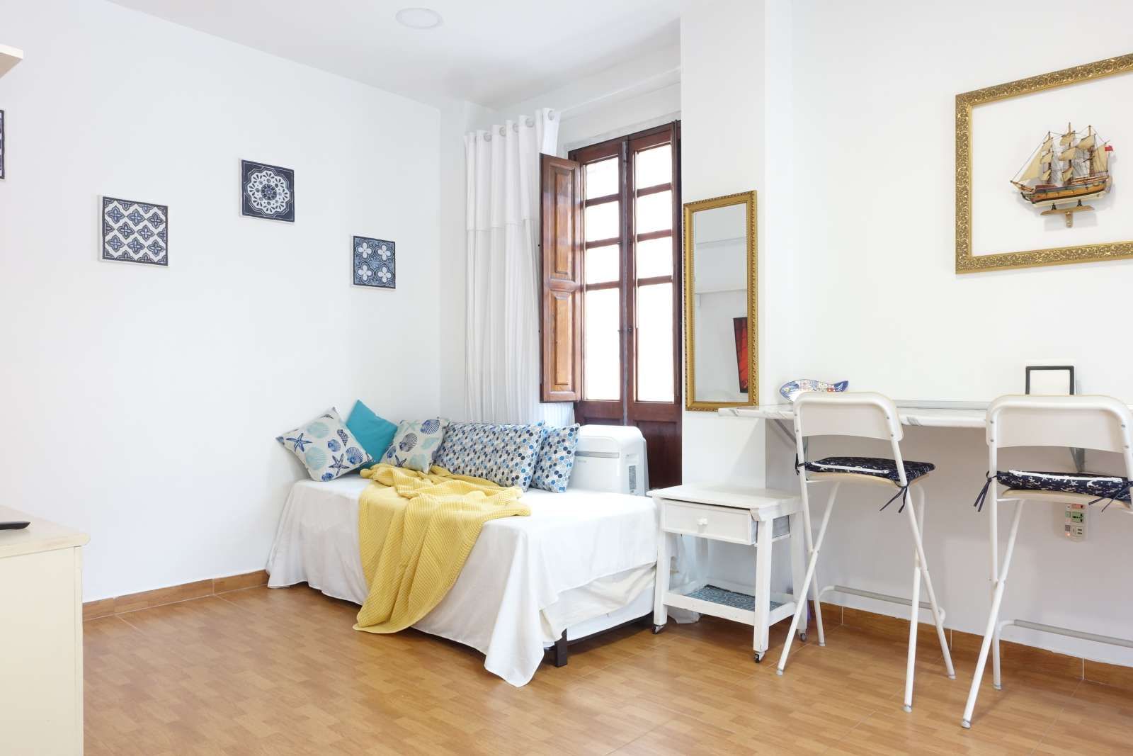 Bedroom of Apartment to share in  Valencia Capital  with Air Conditioner and Terrace