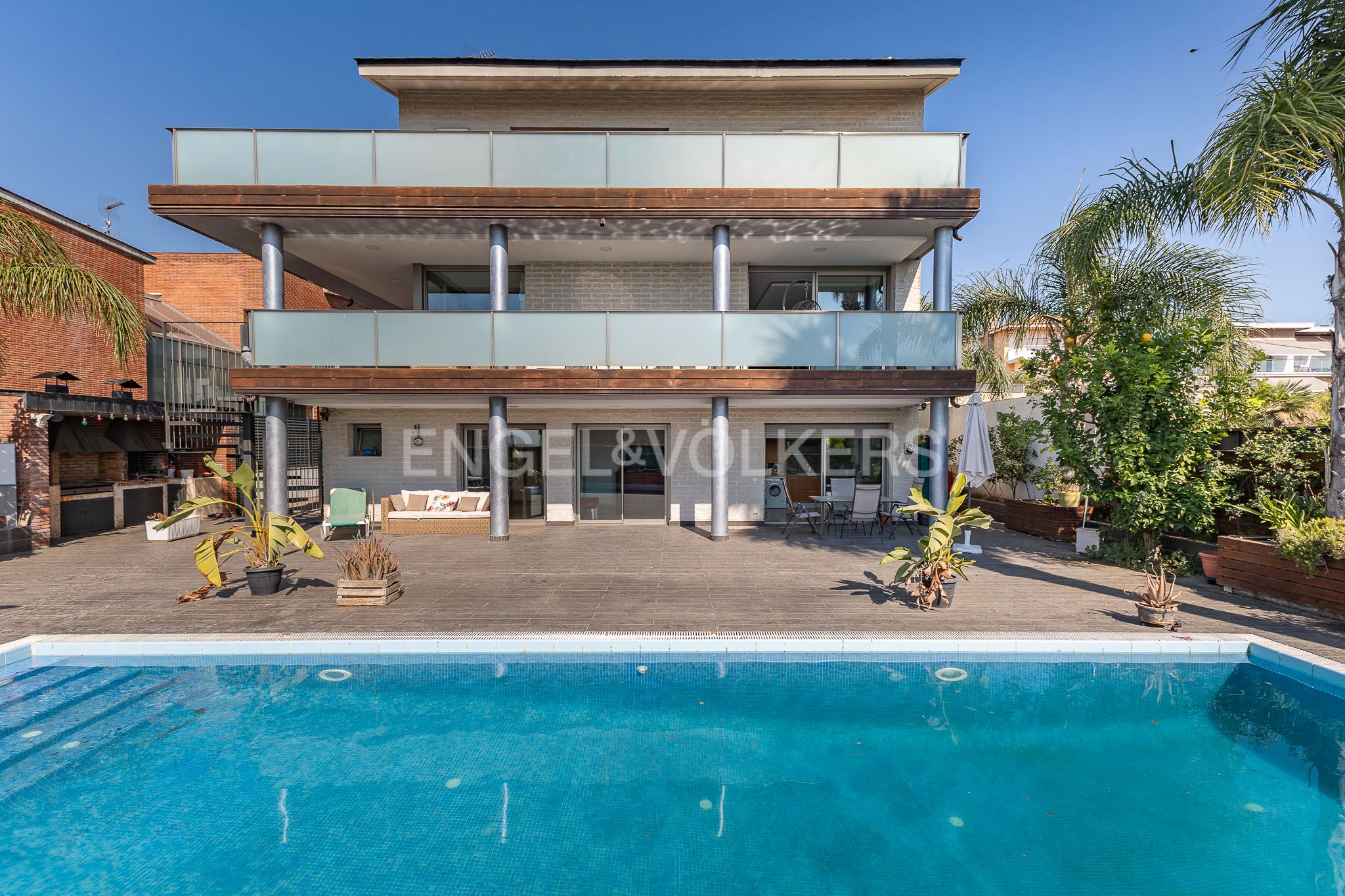 Vista exterior de Casa o chalet en venta en Sant Boi de Llobregat con Aire acondicionado, Calefacción y Jardín privado