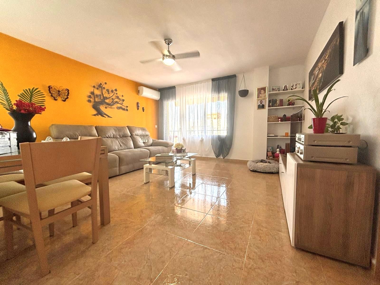 Sala d'estar de Pis en venda en Benalmádena amb Aire condicionat, Terrassa i Moblat