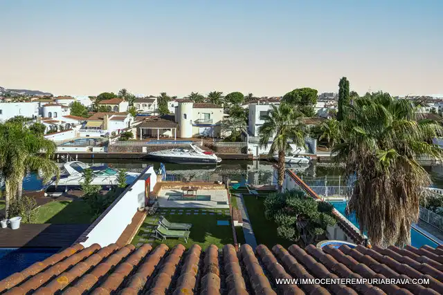 Houses for sale in Empuriabrava  with Air Conditioner, Heating and Private garden
