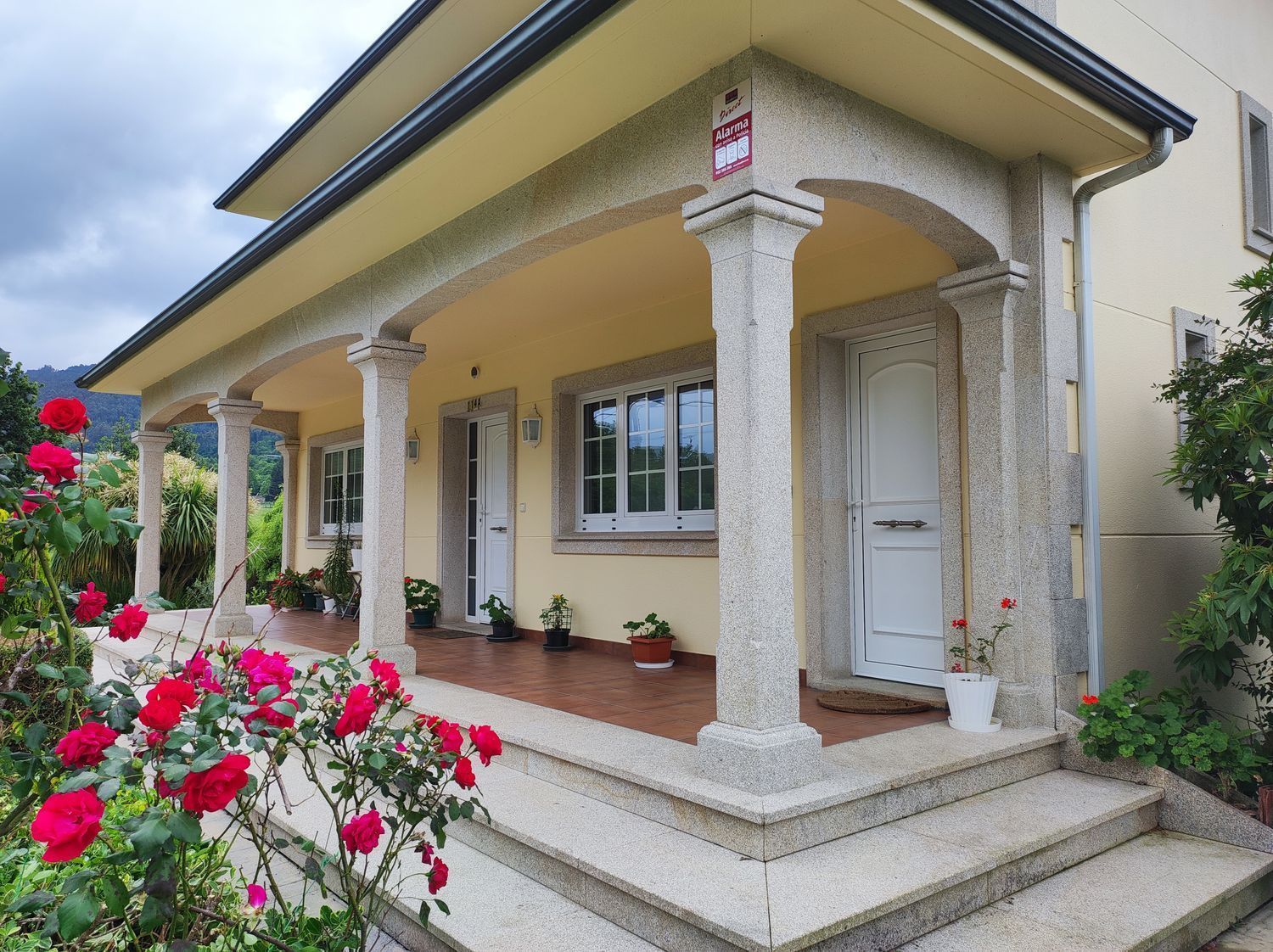 Vista exterior de Casa o xalet en venda en Culleredo amb Jardí privat, Parquet i Terrassa