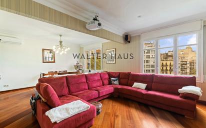 Living room of Flat for sale in  Barcelona Capital  with Air Conditioner, Heating and Parquet flooring