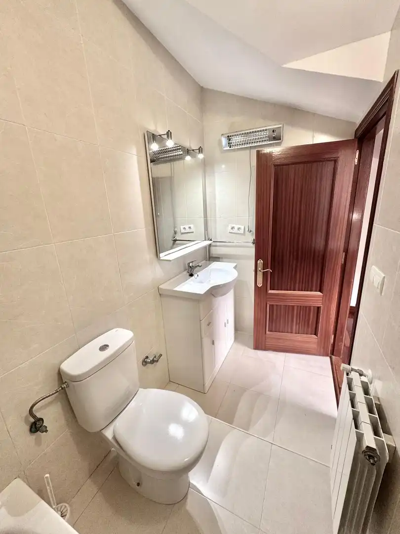 Baño de Casa adosada en venta en Castro-Urdiales con Calefacción, Jardín privado y Terraza