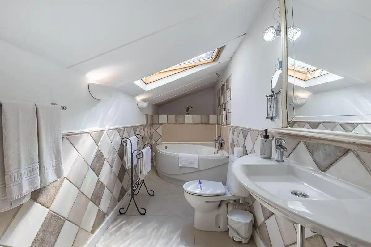 Badezimmer von Gebäude zur Miete in Granada