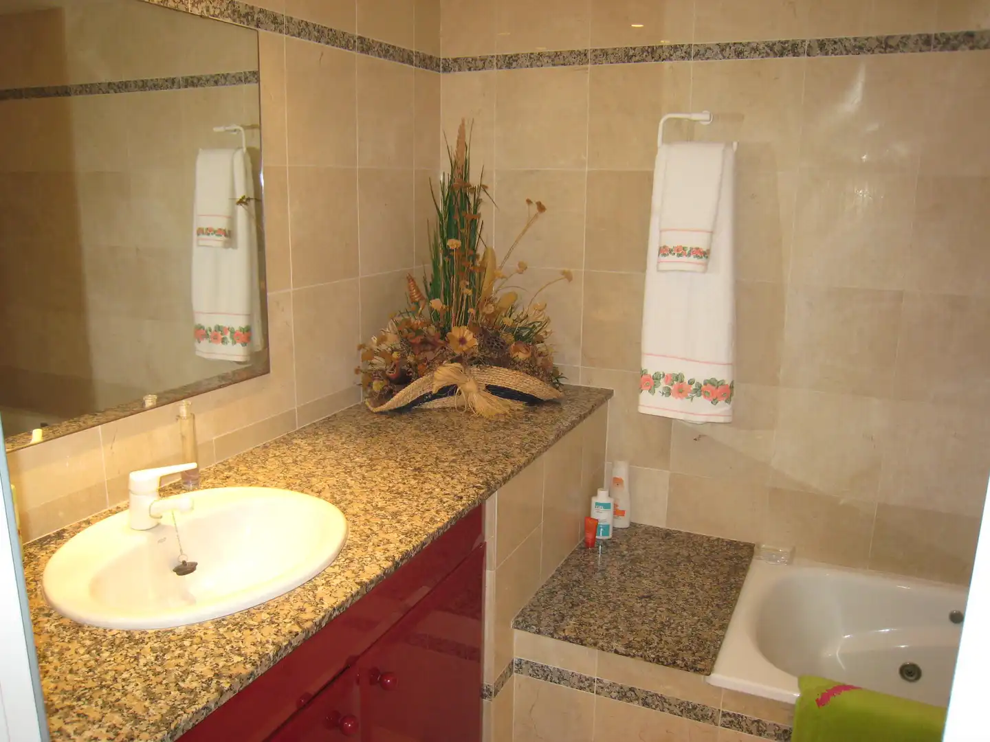 Badezimmer von Wohnung zum Verkauf in L'Estartit mit Klimaanlage, Privatgarten und Terrasse